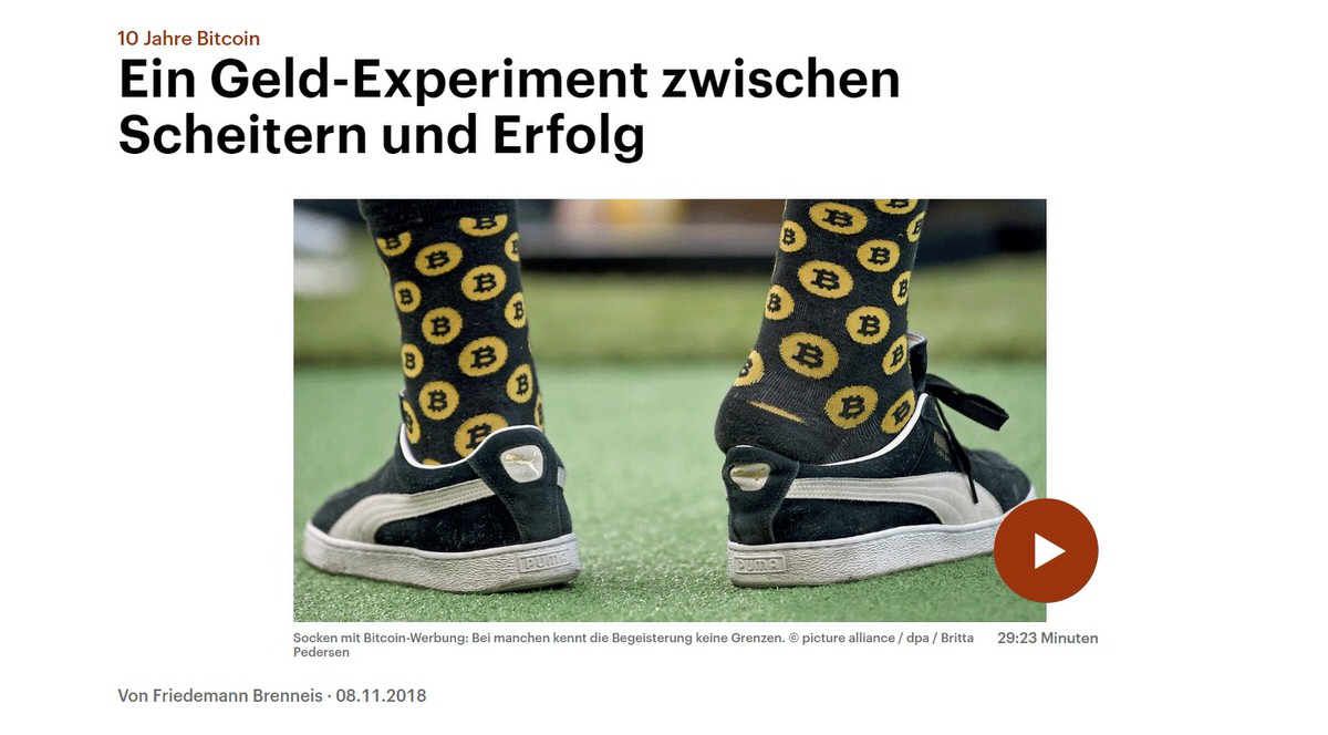 Screenshot des Beitrags "Ein Geld-Experiment zwischen Scheitern und Erfolg" von Friedemann Brenneis aka The Coinspondent bei Deutschlandfunk Kultur. Zu sehen sind zwei Füße in Socken mit Bitcoin-Symbolen.