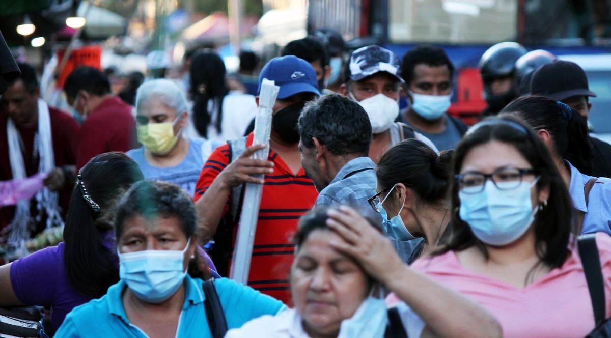 Eine Menschenmenge im Alltagsstress in El Salvador. 